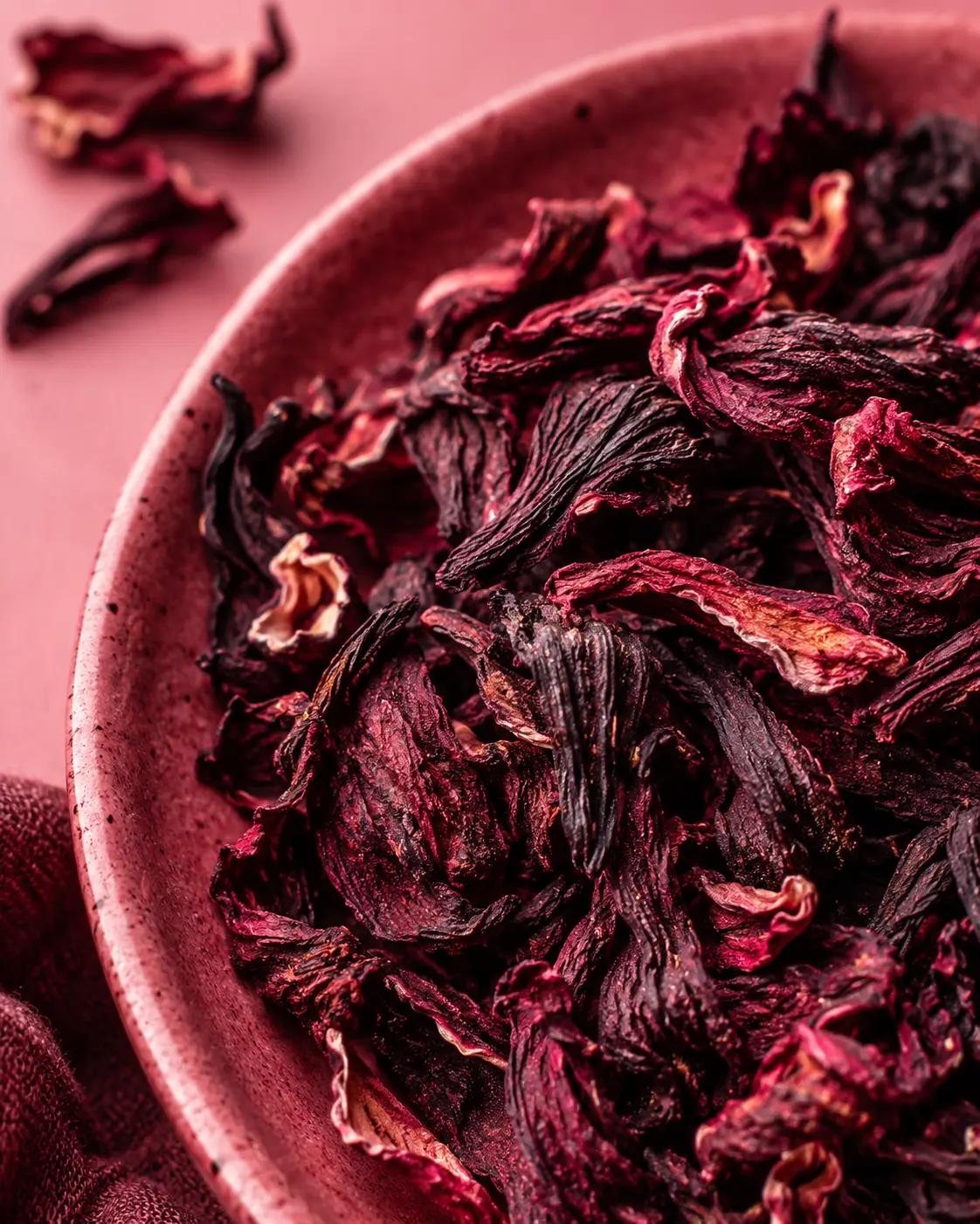 Pétalas secas de hibisco em tigela rosada